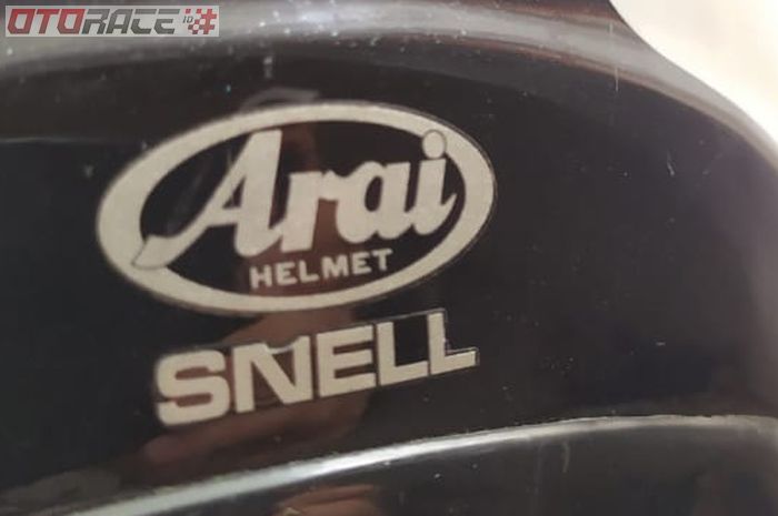Standar helm Snell yang banyak digunakan helm internasional, termasuk helm balap. 