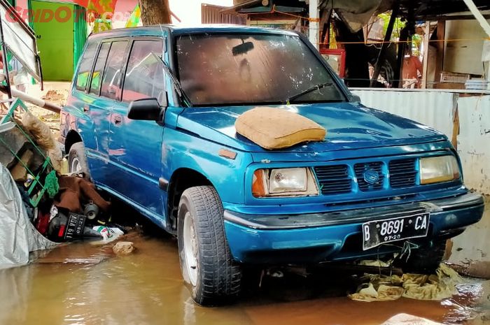 Suzuki Escudo yang hanyut terbawa banjir di Perumahan Ciledug Indah I