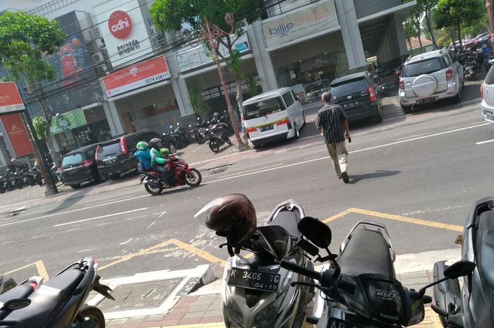 Abu vulkanik tipis mulai mengguyur Kota Yogyakarta