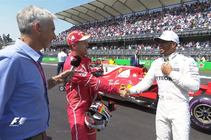 Lewis Hamilton memberi selamat kepada Sebastian Vettel usai kualifikasi GP F1 Meksiko