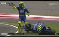 Ini Foto-foto Marc Marquez Senggol Jatuh Valentino Rossi di MotoGP Argentina