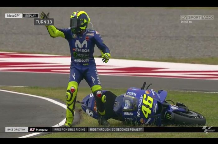 Jatuh dipepet Marc Marquez, Valentino Rossi mengacungkan tangan yang ditujukan ke pembalap tim Repsol Honda itu