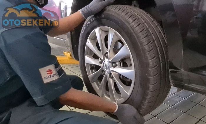 Cara cek ball joint masih bagus atau tidak, pegang roda di bagian atas dan bawah, lalu goyangkan. Bila roda terasa oblak, tandanya ball join 'kena' 