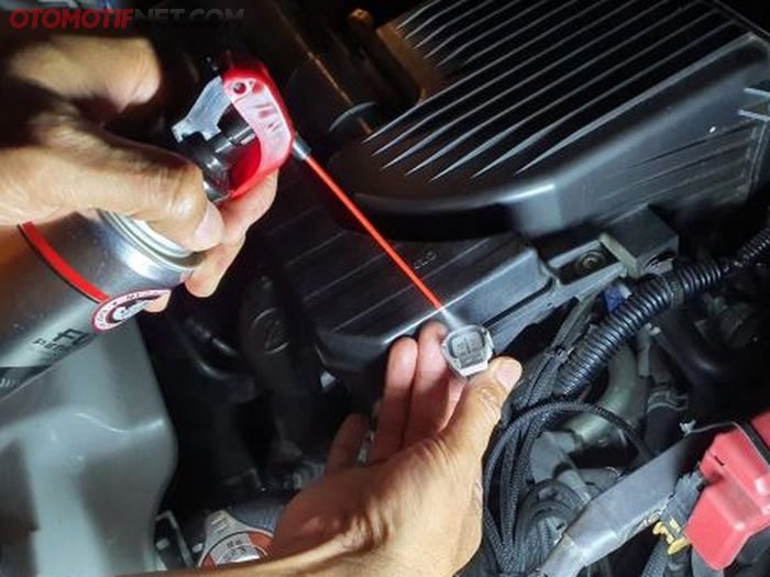 Dapat digunakan untuk membersihkan konektor kabel, dan mencegah terjadinya korsleting saat terendam air.