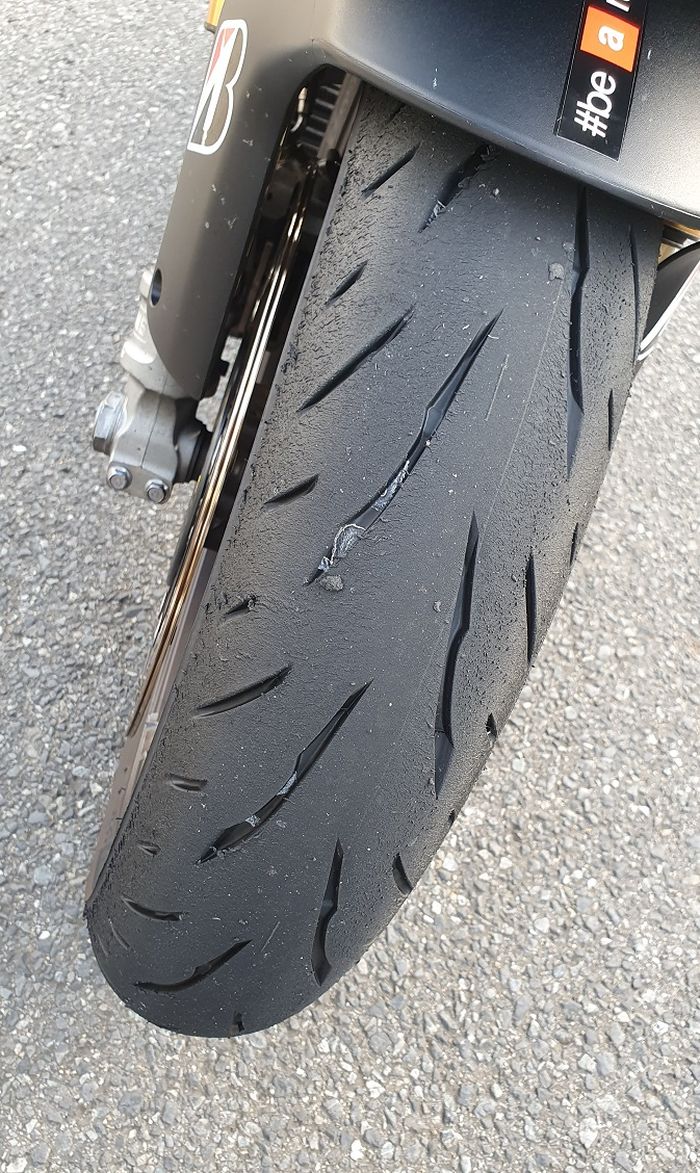 Ban depan Bridgestone Battlax Hypersport S23 memiliki 2 jenis kompon, tengah dan pinggir