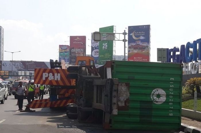 Evakuasi truk kontainer yang terguling di exit tol Bekasi Barat, Selasa (29052018)