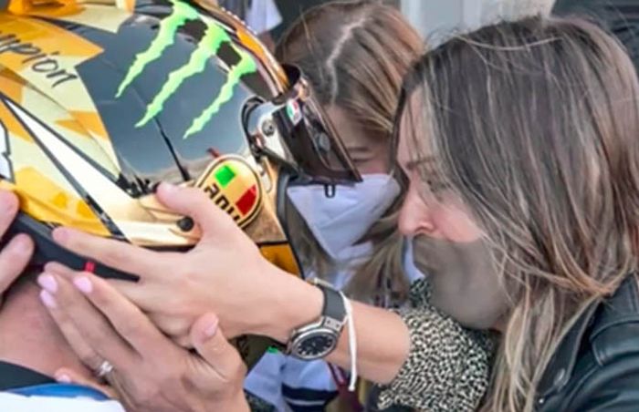 Kehadiran Ana Mayretta pun tak sia-sia, Joan Mir berhasil mengunci titel juara dunia di MotoGP Valencia 2020