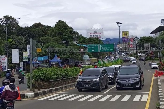 Arus lalu lintas di Puncak, Bogor saat diberlakukan ganjil genap