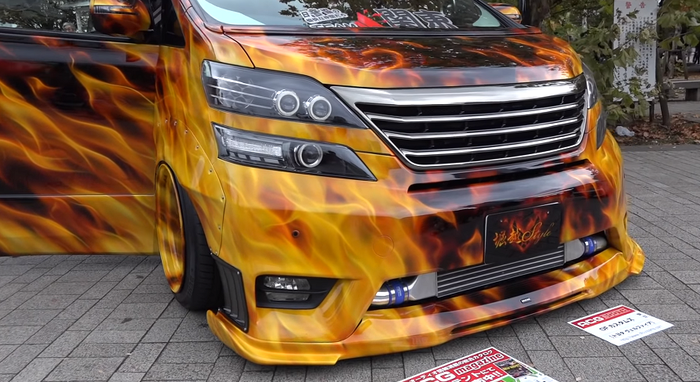 Bodi Toyota Vellfire nampak sangar dilabur airbrush kobaran api