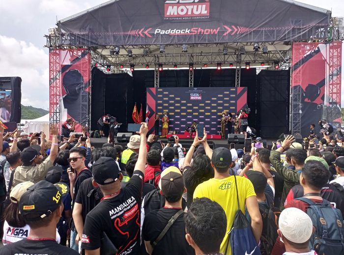 Keramaian paddock show Superbike Mandalika 2022