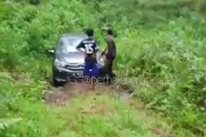 Honda Mobilio terjebak di tengah hutan kabupaten Pemalang