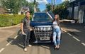 Toyota Alphard Jadi Hadiah Lebaran, Artis Cantik Spontan Bahagia 