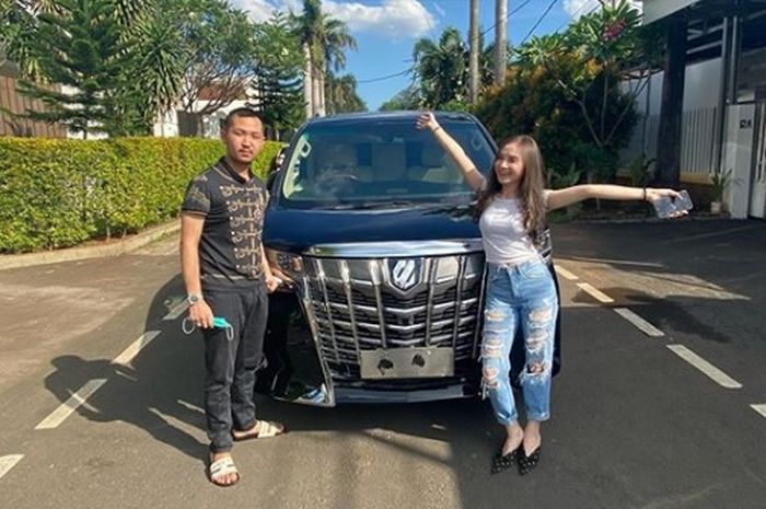 Gusti Ega dan Elina Joerg berpose di depan Alphard hadiah lebaran