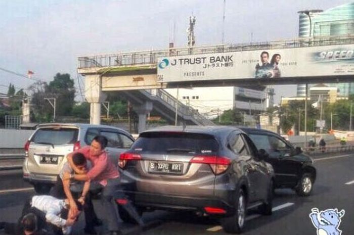 Perkelahian 2 lawan 2 yang terjadi di tol dalam kota