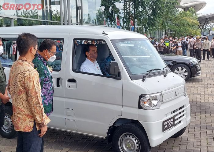 Presiden Jokowi saat test drive Mitsubishi Minicab-MiEV