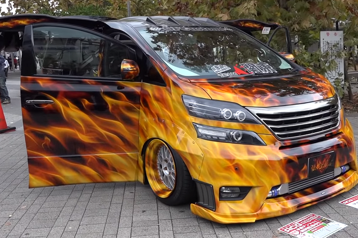 Modifikasi Toyota Vellfire nyentrik dengan kelir kobaran api