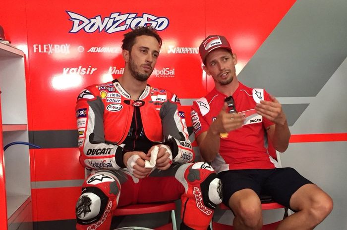 Casey Stoner (kanan) saat mendampingi Andrea Dovizioso pada tes MotoGP di sirkuit Speang, Malaysia awal tahun 2018