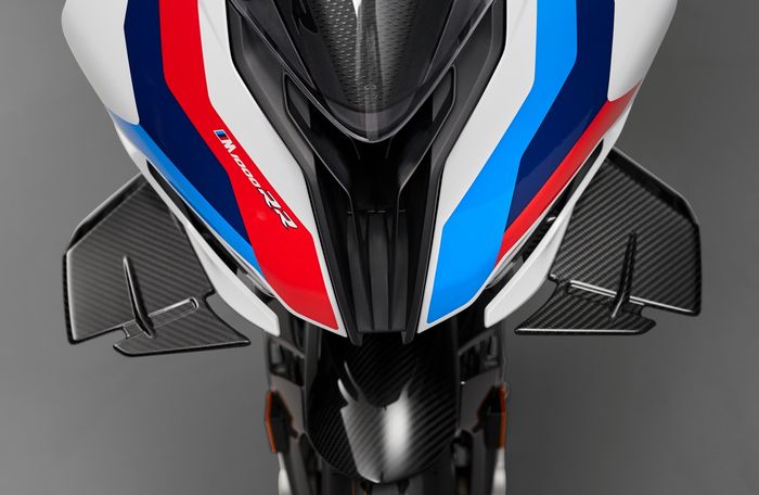 BMW M 1000 RR pakai winglet