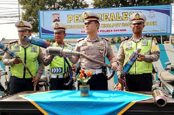 Polisi menyita knalpot brong atau racing yang dipakai pada motor harian.