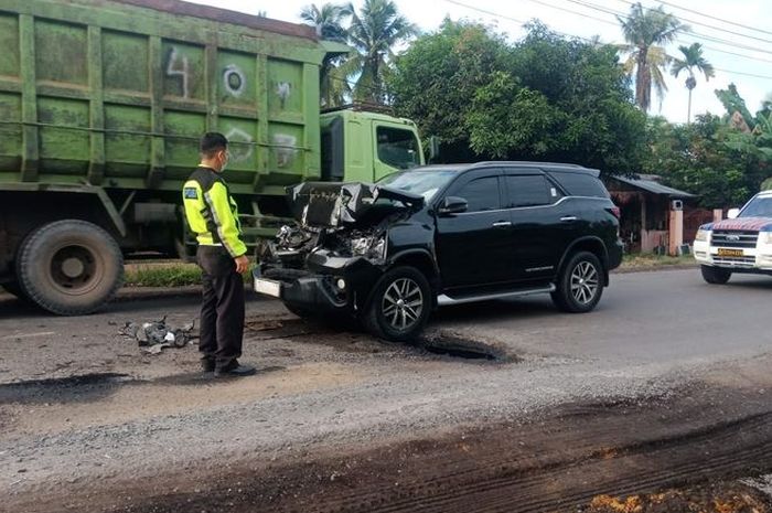 Kondisi Toyota Fortuner yang ditumpangi Bupati Merangin, Mashuri usai menabrak bak truk batu bara