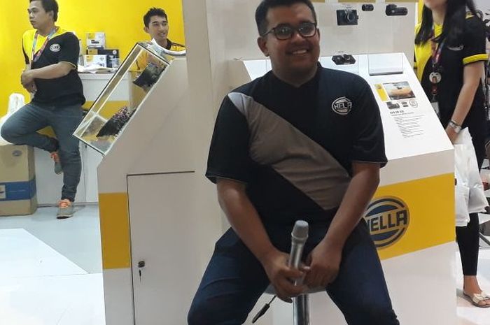 Akbar Rais saat berada di salah satu booth pada pameran otomotif di Kemayoran