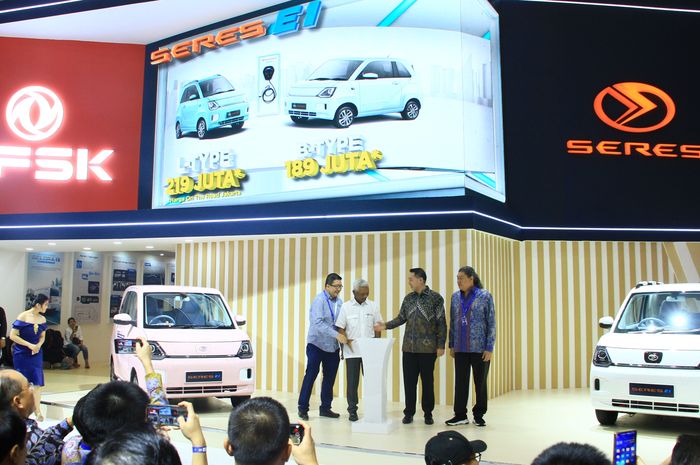 PT Sokonindo Automobile APM merek DFSK di GIIAS 2023 meluncurkan brand baru yaitu Seres dan langsung melaunching mobil listrik Seres E1