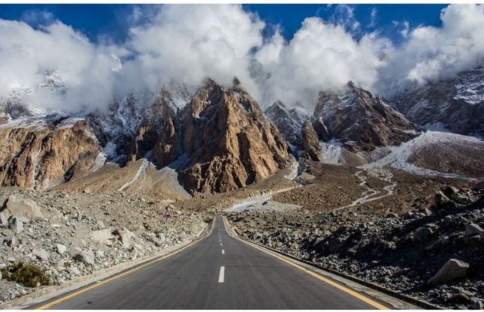 Karakoram Highway menghubungkan Pakistan dan Tiongkok barat
