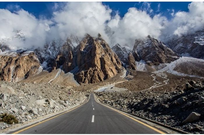Karakoram Highway menghubungkan Pakistan dan Tiongkok barat