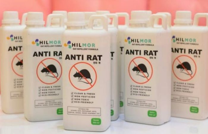 Bisa aplikasi chemical atau cairan anti tikus yang banyak dijual di online store.