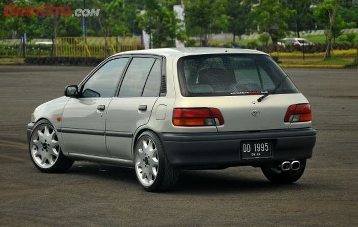 Toyota Starlet Bowo tampak belakang