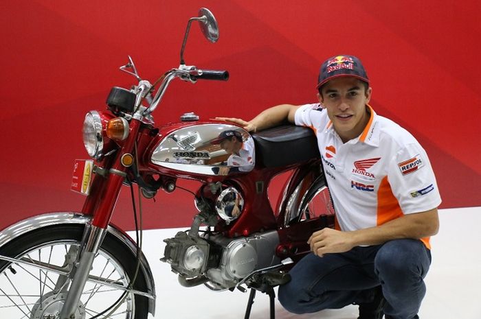 Marc Marquez bergaya disamping Honda 90Z saat berkunjung di Indonesia