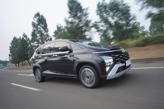 Hyundai Stargazer X secara otomatis bisa tetap berada di jalur berkat fitur Lane Assist