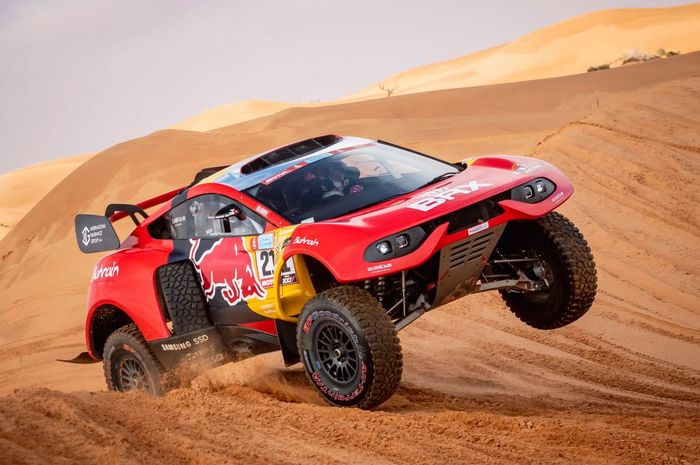 Sebastien Loeb saat memberi kemenangan pertama mobil BRX Hunter T1+ yang baru di etape 2 Reli Dakar 2022