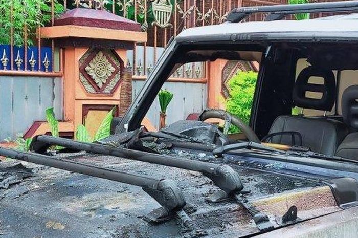 Kap mesin Daihatsu Feroza terkuliti hingga hangus akibat disambar api yang muncul dari mesin