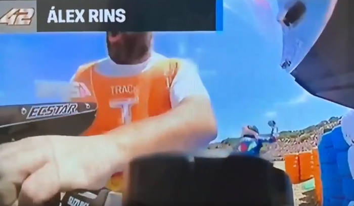 Seorang marshal tertangkap kamera mencuri sesuatu dari motor Alex Rins usai  balapan MotoGP Spanyol