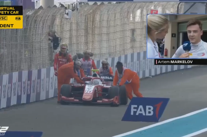 Mobil tim Prema Racing yang dikemudikan Sean Gelael di race 2 F2 Abu Dhabi, berhenti lima lap menjelang finish