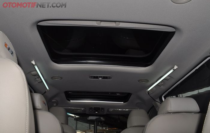 Dual sunroof makin terasa mewahnya