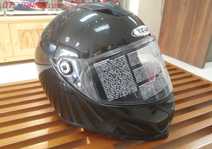 Zeus 1900 jadi helm termurah dengan bahan full carbon di pasaran saat ini