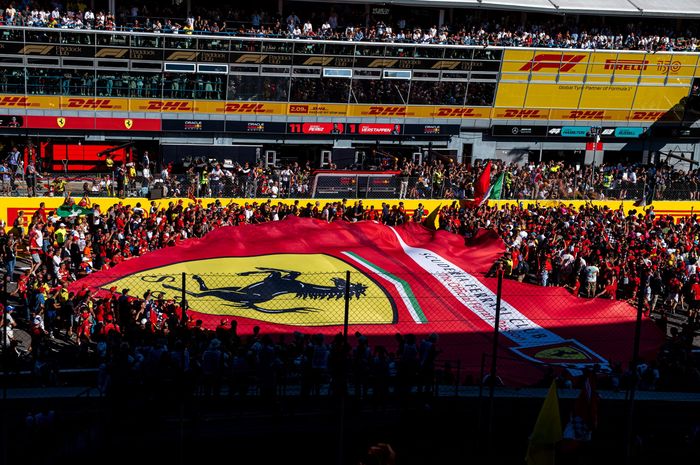 Tifosi membanjiri sirkuit di depan podium meskipun kecewa pembalap tim Red Bull, Max Verstappen yang jadi juara F1 italia 2022