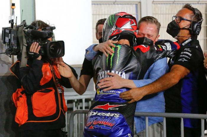 Eric Mahe memeluk Fabio Quartarao di MotoGP Qatar