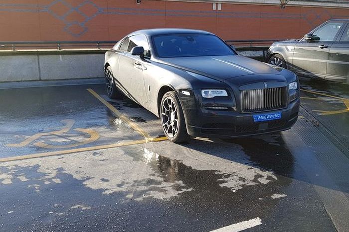 Supercar Rolls-Royce Wraith milik Paul Pogba terparkir di area khusus difabel
