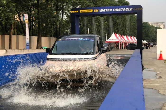 Test drive GIIAS 2024 tersedia area Water Obstacle untuk menjajal mobil listrik