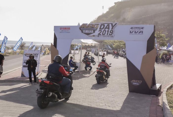 Rombongan bergiliran memasuki venue acara MAXI Yamaha Day di Pantai Melasti, Ungasan, Bali