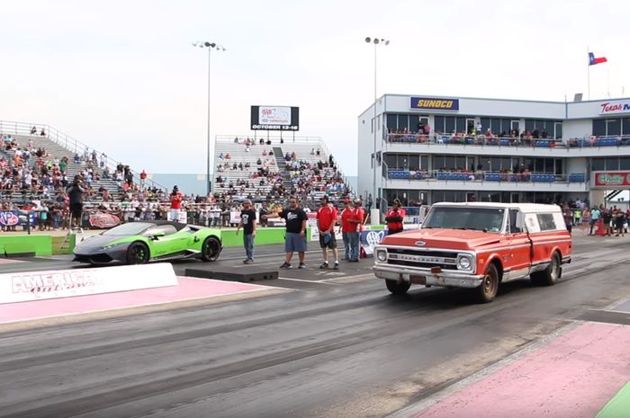 Pikap truk lawas balapan drag melawan Lamborghini