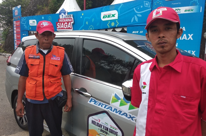 Fatrozi (kiri) dan Sugiyono (kanan) dua petugas Kios Pertamina Siaga Pelabuhan Merak 