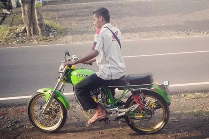 Honda CB dengan emblem dari salah satu mobil lansiran Toyota