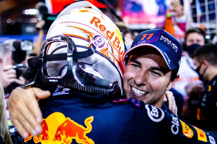 Juara dunia F1 2021 Max Verstappen merangkul Sergio Perez setelah balapan di F1 Abu Dhabi 2021