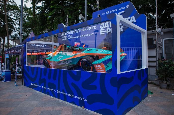 Jakpro pamerkan replika mobil Formula E Gen3 Evo di Bundaran HI, Jelang Jakarta E-Prix 2025