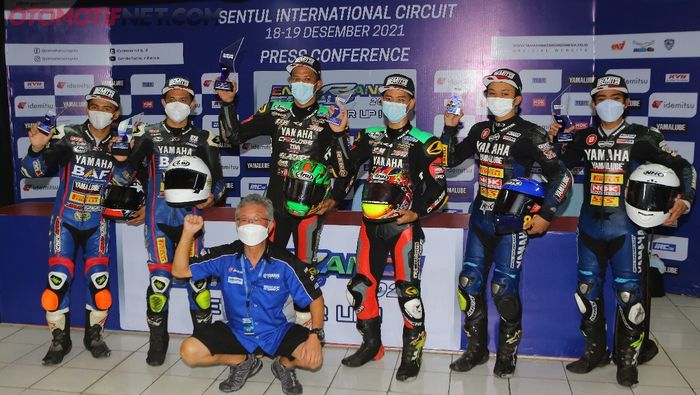 Juara kelas Pro Rider 250cc bersama Minoru Morimoto (President Director &amp; CEO PT Yamaha Indonesia Motor Manufacturing) di Yamaha Endurance Festival 2021