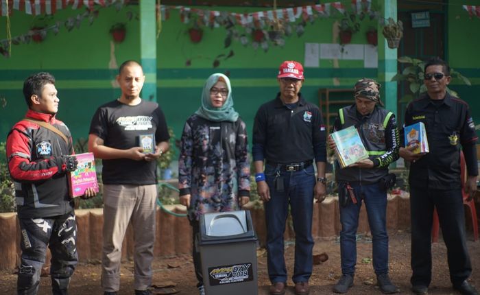 Aksi charity di hari Minggu yaitu donasi buku untuk Sekolah Dasar Negeri 1 Mandiangin Timur dan Madrasah Ibtidaiah Muhammadiyah Mandiangin.